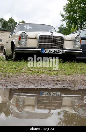 A Mercedes Benz 280 SE from 1969 is pictured in Wandlitz, Germany, 30 May 2013. The car can be purchased by auction 31 May 2013 in Berlin. Photo: JÖRG CARSTENSEN
