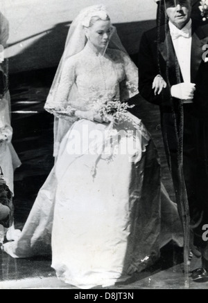 GRACE KELLY on her wedding day to Prince Ranier of Monaco on 18 April 1956 supported by  her father Jack Stock Photo