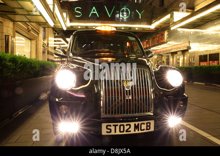 London Taxi, Black Cab, parked in the forecourt of the Savoy Hotel Stock Photo