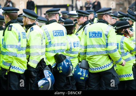 Metropolitan Police TSG officers form a cordon to keep BNP and UAF ...