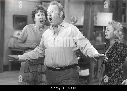 FILE PHOTO - JEAN STAPLETON, the veteran of stage and film best known as Archie Bunker's long-suffering wife Edith in the seminal TV series 'All In The Family,' died Friday May 31, 2013 at her home in New York City. She was 90. PICTURED: Jan. 1, 1971 - Los Angeles, California, U.S. - JEAN STAPLETON, CARROLL O'CONNOR and SALLY STRUTHERS (L-R) in an undated still from 'All In The Family.' (Credit Image: © Globe Photos/ZUMAPRESS.com) Stock Photo