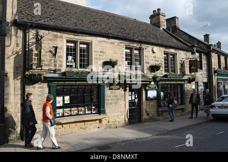 Original Bakewell pudding shop cafe in Rutland square Derbyshire, England UK, 17th century grade II listed building Food outlet tourist attraction Stock Photo
