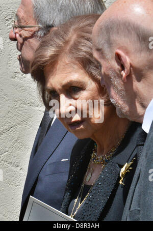 Simeon of Bulgary, Queen Sofia, King Constantine and Hessian Minister President Volker Bouffier with his wife Ursula attend the funeral service of Moritz, Landgrave of Hesse in the Johanniskirche church at Kronberg im Taunus 03 June, 2013. Stock Photo