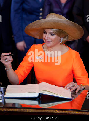 Wiesbaden, Germany. 3rd June 2013. Queen Maxima of the Netherlands signing the golden book in Wiesbaden at the first Day of their visit to Germany of a two day visit with a dutch economic delegation, Wiesbaden 03-06-2013 Photo: Albert Nieboer-RPE/dpa/Alamy Live News Stock Photo