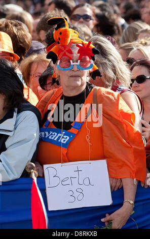 Wiesbaden, Germany. 3rd June 2013. A dutch fan of the royals seen at the first Day of their visit to Germany of a two day visit with a dutch economic delegation, Wiesbaden 03-06-2013 Photo: Albert Nieboer-RPE/dpa/Alamy Live News Stock Photo