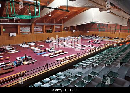 Saxony, Germany. 3rd June 2013. An emergency shelter is set up for flood victims in a gymnasium in Bitterfeld-Wolfen, Germany, 04 June 2013. Around 10,000 people had to leave their houses because of flooding in Bitterfeld. Photo: JAN WOITAS/dpa/Alamy Live News Stock Photo