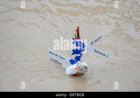 Bavaria, Germany. 4th June 2013. Street sign is flooded in Passau, Germany, 04 June 2013. Photo: Andreas Gebert/dpa/Alamy Live News Stock Photo