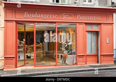 A French boulangerie and patisserie in Bayeux, Normandy, France Stock Photo