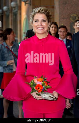 Baden-Wuerttemberg, Germany. 4th June 2013. Queen Maxima of The Netherlands visits the Mercedes-Benz museum, designed by Dutch designer UN Studio by Ben van Berkel, in Stuttgart, Germany, 4 June 2013. The King and Queen are in Germany for a two day official visit. Photo: Patrick van Katwijk / NETHERLANDS AND FRANCE; OUT/dpa/Alamy Live News Stock Photo