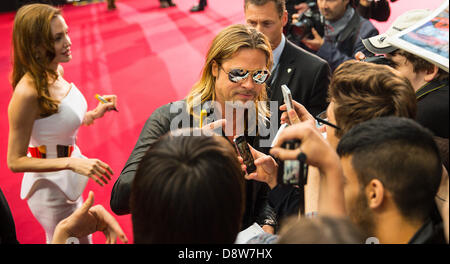 Berlin, Germany. 4th June 2013. US actress Angelina Jolie (L) and her husband US actor Brad Pitt arrive to the premiere of his new film 'World War Z' in Berlin, Germany, 4 June 2013. The film will start in cinemas countrywide on 27 June 2013. Photo: Hannibal Hanschke/dpa/Alamy Live News Stock Photo