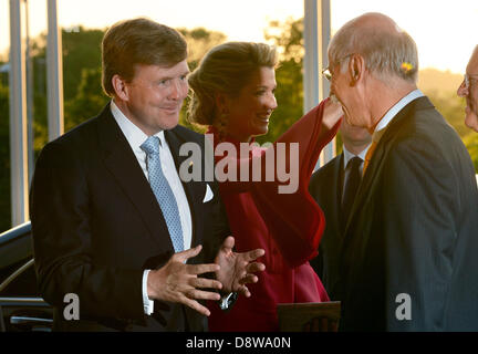 Baden-Wuerttemberg, Germany. 4th June 2013. King Willem-Alexander of the Netherlands  talks to Dieter Zetsche (R),  CEO of car manufacturer Daimler, on arrival at the Mercedes-Benz Museum in Stuttgart, Germany, 4 June 2013. The Dutch Royal couple is on a two-day visit to Germany. Photo: Franziska Kraufmann/dpa/Alamy Live News Stock Photo