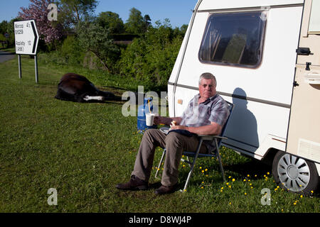 Kirkby Stephen, UK.   5th June, 2013. Gerald Robinson, 50,  from County Durham eating breakfast, a member of the travelling community en-route to the Appleby Horse Fair in Cumbria.  The Fair is an annual gathering of Gypsies and Travellers which takes place on the first week in June.  Credit:  Mar Photographics/Alamy Live News Stock Photo