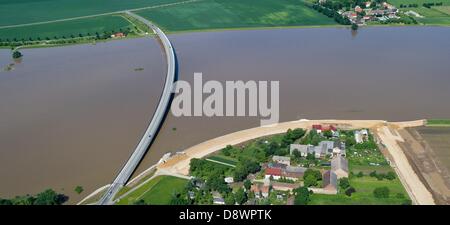 Muehlberg, Germany. 5th June, 2013. Flood water of the Elbe passes the constrcution site of a dam in Muehlberg, Germany, 05 June 2013. Photo: PATRICK PLEUL/Alamy Live News/dpa/Alamy Live News Stock Photo