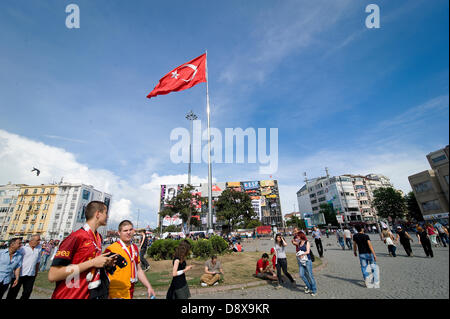 Istanbul, Turkey. 5th June 2013. On 31st May a previously peaceful protest against the demolition of Gezi Park and the construction of another shopping mall in its place at Taksim Square turned violent when police attacked protesters with teargas and water canons early in the morning. A two days fight with extreme and unjust police brutality followed. Finally police withdrew and since then Taksim Square and Gezi Park are occupied by a great variety of Turkish citizen. Many put up tents and stay overnight. Photo by CLAUDIA WIENS/Alamy Live News Stock Photo