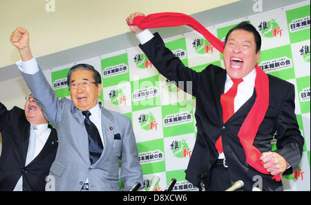 Tokyo, Japan. 5th June 2013. Former Japanese wrestler Antonio Inoki (R) and Shintaro Ishihara, co-head of the Japan Restoration Party gesture during a press conference  in Tokyo on June 5, 2013 in Tokyo, Japan. He will run in the House of Councillors election in July as a candidate of Nippon Ishin no Kai ( Japan Restoration Party) (Credit Image: Credit:  Hajime Takashi/Jana Press/ZUMAPRESS.com/Alamy Live News) Stock Photo