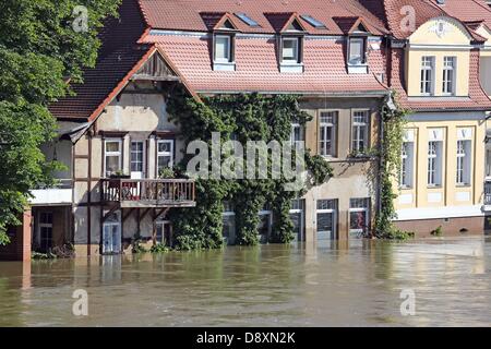 Halle, Germany. 6th June 2013. Houses stand in the water of the river Saale in Halle, Germany, 06 June 2013. Photo: JAN WOITAS/dpa/Alamy Live News Stock Photo