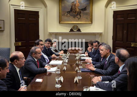 US President Barack Obama drops by Deputy National Security Advisor Tony Blinken's meeting with Crown Prince Salman of Bahrain in the Roosevelt Room of the White House June 5, 2013 in Washington, DC. Stock Photo