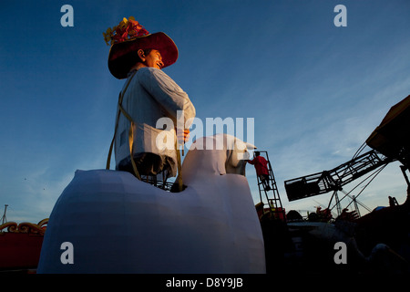 Boi-Bumba Festival. Mounting a Giant rider belonging to one of the floats of  Garantido team Stock Photo