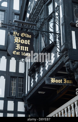 Chester Cheshire UK The Boot Inn pub sign dating from 1643 Eastgate Street. HOMER SYKES Stock Photo