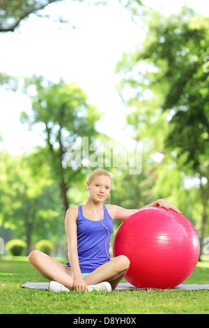 Fitness girl in sportswear outfit working out with a elastic band on  waterfront harbour. 4242169 Stock Photo at Vecteezy