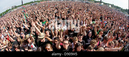 Nuremberg, Germany. 7th June 2013. People celebrate during a concert at the music festival 'Rock im Park' in Nuremberg, Germany, 07 June 2013. Over 70,000 rock musicians are expected to the festival which continues until 09 June. Photo: DANIEL KARMANN/dpa/Alamy Live News Stock Photo