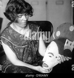 MARGARET MEAD (1901-1978) American cultural anthropologist with ba Samoan mask about 1930 Stock Photo