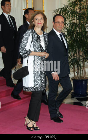 Tokyo, Japan. June 8, 2013. French President Francois Hollande (R) and Hollande's companion Valerie Trierweiler (L) sees off Emperor Akihito and Empress Michiko at their arrival at the Akasaka Palace state guest house in Tokyo June 8, 2013. Hollande is in Japan on a three-day state visit. Credit:  ZUMA Press, Inc./Alamy Live News Stock Photo