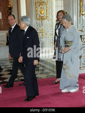 Tokyo, Japan. June 8, 2013. French President Francois Hollande (L) and Hollande's companion Valerie Trierweiler (2R) welcome Japanese Emperor Akihito (2L) and Empress Michiko (R) at their arrival at the Akasaka Palace state guest house in Tokyo June 8, 2013. Hollande is in Japan on a three-day state visit. Credit:  ZUMA Press, Inc./Alamy Live News Stock Photo