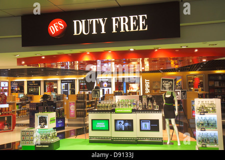 Singapore Changi International Airport,SIN,terminal,gate,shopping shopper shoppers shop shops market markets marketplace buying selling,retail store s Stock Photo