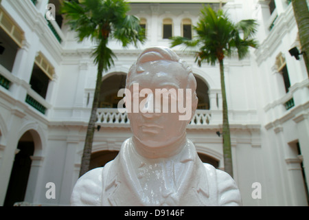 Singapore Raffles,hotel,Courtyard,Sir Thomas Stamford Raffles,founder,statue,bust,historic,Sing130201072 Stock Photo