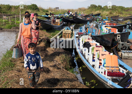 Boat passengers disembarking for market day at a small village by Lake Inle, Myanmar 3 Stock Photo