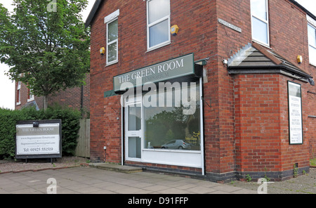 The Green Room Flower Shop Knutsford Rd Road, Grappenhall another business closed due to recession Stock Photo