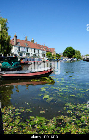 Moored boats and The Cutter Inn, Great Ouse River, Ely, Cambridgeshire, England, UK Stock Photo