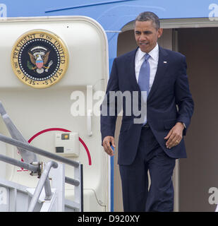 Los Angeles, California, USA. 7th June, 2013. President Barack Obama walks down the steps of Air Force One at Los Angeles International Airport in Los Angeles, Friday, June 7, 2013, to attend a fundraising event before meeting with the Chinese President Xi Jinping for two days of talks on high-stakes issues, including cybersecurity and North Korea's nuclear threats. (Credit Image: Credit:  Ringo Chiu/ZUMAPRESS.com/Alamy Live News) Stock Photo