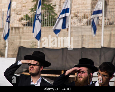 Jerusalem, Israel. 8th June, 2013. Ultra-Orthodox Haredim stretch to view 'Women of the Wall' praying in the women's section of the Western Wall on the 1st of the Hebrew month of Tammuz. Jerusalem, Israel. 9-June-2013.  Violence prevented due to extreme police deployment at the Western Wall for the monthly prayer of 'Women of The Wall'. Ultra-Orthodox Jews object to 'Women of the Wall' donning prayer shawls and phylacteries in a manner reserved only for men. Credit:  Nir Alon/Alamy Live News Stock Photo