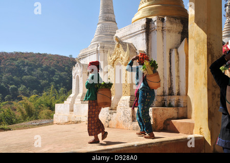 Pa-O women returning from market in front of Stupas of Thaung Tho Kyaung Pagoda, Inle Lake, Shan State, Myanmar Stock Photo