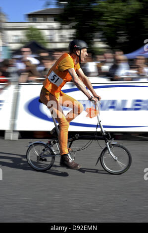 London, UK. An amateur rider (George Knott) speeding around the circuit on a Brompton during heat 2 of the the Time Out London Folding Bike Race (part of the IG Markets London Nocturne cycling event). The race took place on the closed streets around Smithfield Market. Credit:  Michael Preston/Alamy Live News Stock Photo