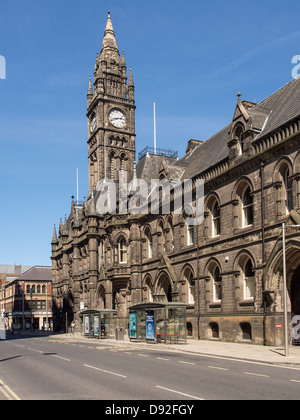 Middlesbrough Town Hall (1887) designed by George Gordon Hopkins and fountains in Centre Square Stock Photo