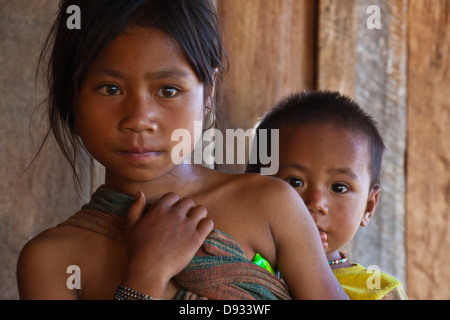 Siblings of the ANN TRIBE in a village near KENGTUNG or KYAINGTONG - MYANMAR Stock Photo