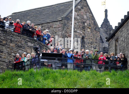 Edinburgh, Scotland, UK. 10th June 2013.   21-Gun Royal Salute ceremony at Mills Mount Battery to mark the Duke of Edinburgh's 92nd birthday at Edinburgh Castle. Pictured crowds at the Castle watch the salute      Credit:  sandy young/Alamy Live News Stock Photo
