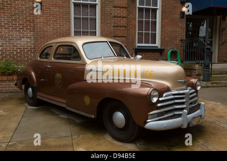 Vintage police patrol cars on display outside the historic Savannah Chatham Metropolitan Police Barracks building. Stock Photo