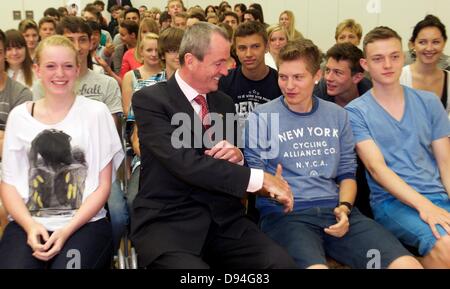Leipzig, Germany. 11th June, 2013. US ambassador in Germany, Philip D. Murphy pays a farewell visit to pupils in Leipzig, Germany, 11 June 2013. After almost four years, his term of office in Germany comes to an end. Photo: PETER ENDIG/dpa/Alamy Live News Stock Photo