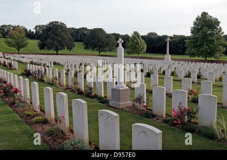 Headstones in the CWGC Heilly Station Cemetery, Mericourt-l'Abbe,  north-east of Amiens, Somme, France. Stock Photo