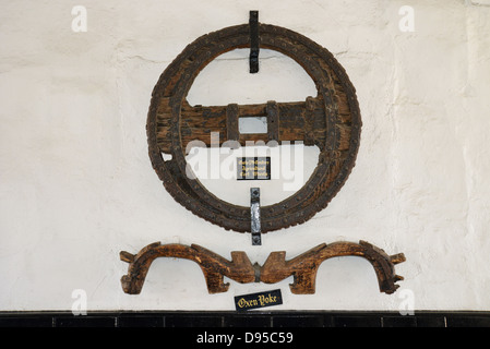 17th century cart wheel & oxen yoke in Macdonald 'The Bear Hotel', Park Street, Woodstock, Oxfordshire, England, United Kingdom Stock Photo