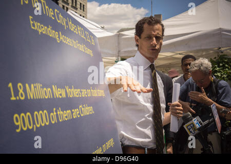 New York, USA. 12th June 2013. New York Mayoral candidate Anthony Weiner speaks and campaigns in the Union Square Greenmarket in New York on Wednesday, June 12, 2013. Weiner spoke about raising awareness of the challenges faced by families on food stamps and said that he would eat on only $31.08 per week, which is the average weekly allocation for food stamps.  Credit:  Richard B. Levine/Alamy Live News) Stock Photo