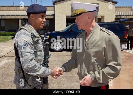 The 35th Commandant of the Marine Corps, Gen. James F. Amos, right, shakes hands with an Air Force Senior Airman after visiting Stock Photo