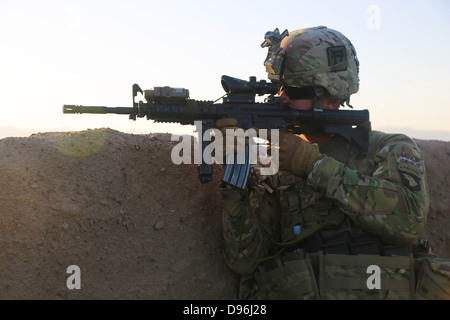 U.S. Army Sgt. Travis Weimer, assigned to the 1st Battalion, 187th Infantry Regiment, provides security during Operation Shamshir VI in Khoti Kheyl, Zormat district, Afghanistan, May 7, 2013. The battalion conducted the operation with Afghan National Army Stock Photo