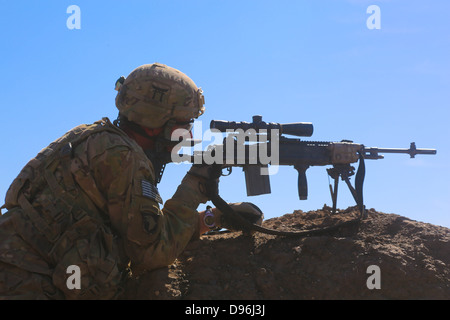 U.S. Army Spc. Christopher Hill, assigned to the 1st Battalion, 187th Infantry Regiment, provides security during Operation Shamshir VI in Khoti Kheyl, Zormat district, Afghanistan, May 8, 2013. The battalion conducted the operation with Afghan National A Stock Photo