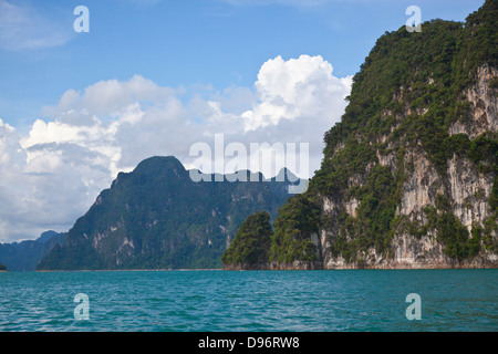 KARST FORMATIONS surround CHIEW LAN LAKE created by the Ratchaprapa dam in the heart of KHAO SOK NATIONAL PARK - SURATHANI PROVE Stock Photo