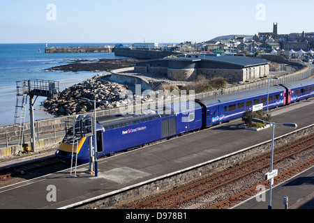 Penzance railway station platforms and First Great Western High Speed Train getting ready for the journey to Paddington. Stock Photo
